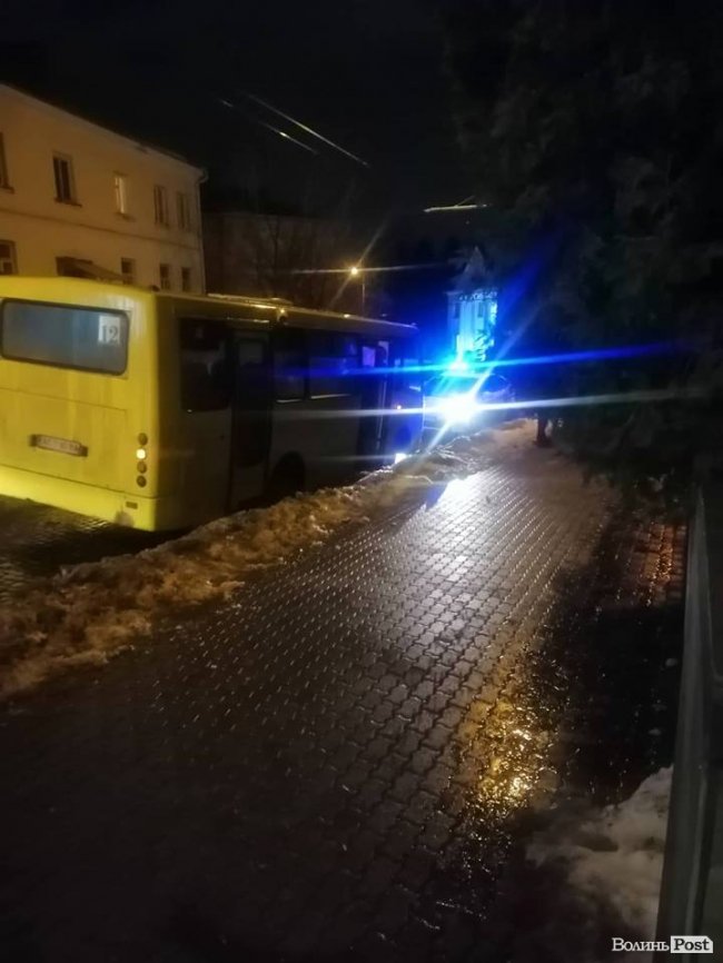 У Луцьку маршрутка затиснула і протягнула дитину