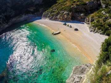 Два закордонні курорти змінили правила в'їзду для українців 