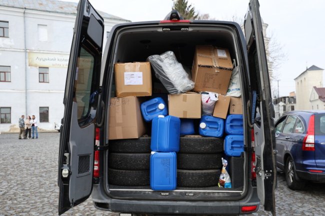 Волонтери з Фінляндії подарували луцьким ампфутболістам авто та інвентар. ФОТО