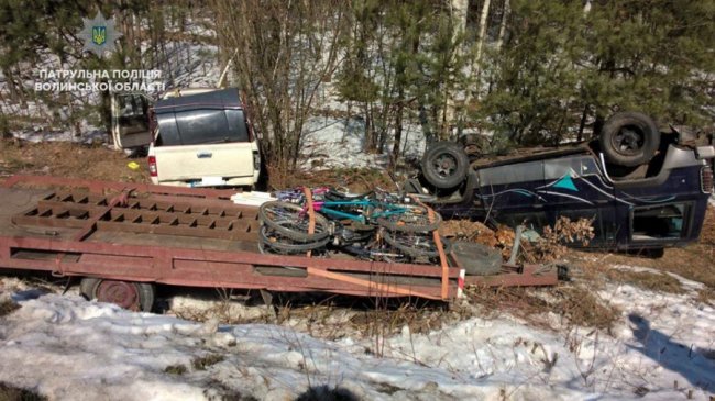 Задрімав: на Волині дві автівки опинилися в кюветі через неуважність водія. ФОТО