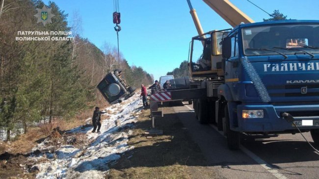 Задрімав: на Волині дві автівки опинилися в кюветі через неуважність водія. ФОТО