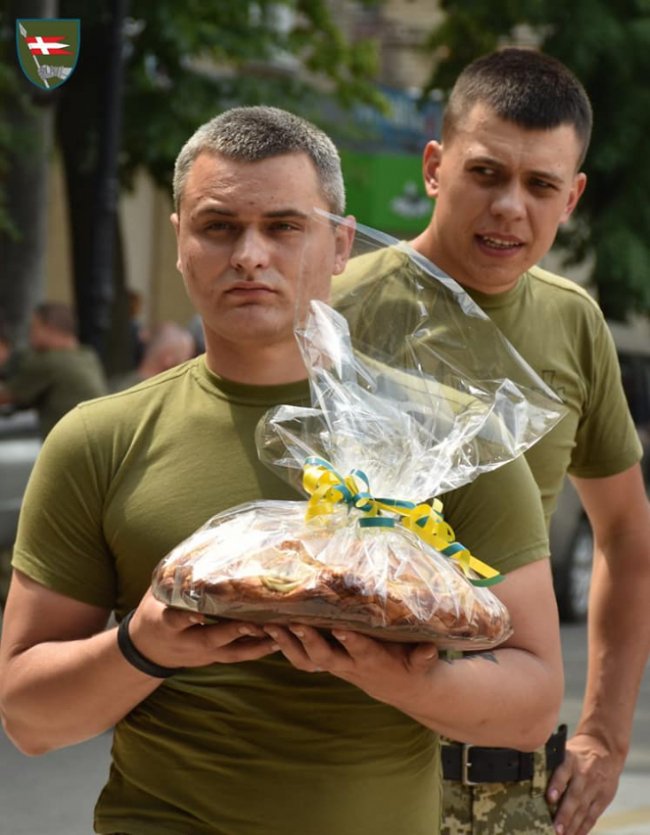 У волинській бригаді, яка воює на передовій, відгуляли подвійне весілля. ФОТО