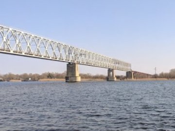 ЗСУ завдали удару по залізничному мосту через Дніпро в окупованому Херсоні, рух неможливий