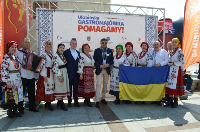 Фольклорний гурт з Волині виступив у Польщі на підтримку України