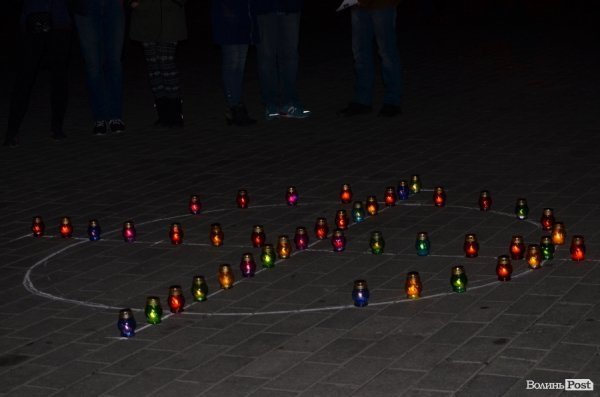 Лучани висловили свою підтримку французам у їхній трагедії.ФОТО