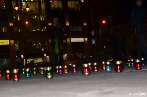 Лучани висловили свою підтримку французам у їхній трагедії.ФОТО