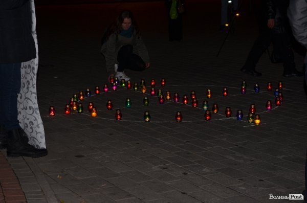 Лучани висловили свою підтримку французам у їхній трагедії.ФОТО