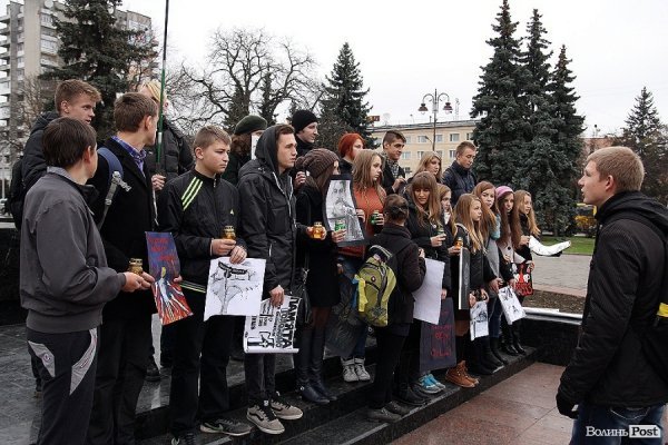 У Луцьку вшанували річницю Голодомору за допомогою картин. ФОТО