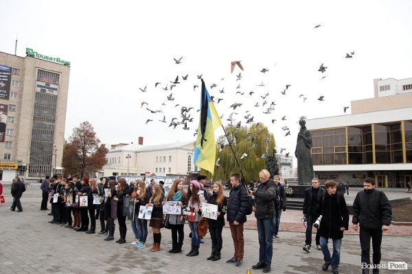 У Луцьку вшанували річницю Голодомору за допомогою картин. ФОТО