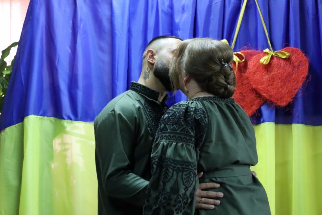 На Волині одружилась закохана пара військових. ФОТО