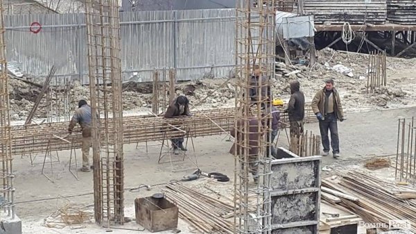 Волі, 44а: елітне житло з видом на ображених сусідів та за три метри від заправки. ФОТО