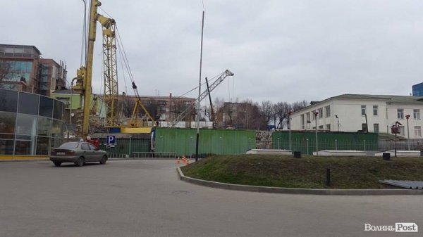 Волі, 44а: елітне житло з видом на ображених сусідів та за три метри від заправки. ФОТО