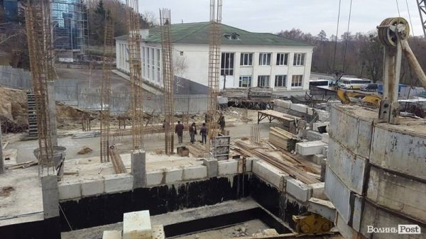 Волі, 44а: елітне житло з видом на ображених сусідів та за три метри від заправки. ФОТО