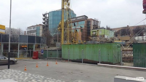 Волі, 44а: елітне житло з видом на ображених сусідів та за три метри від заправки. ФОТО