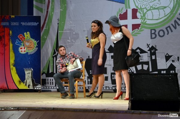 У Луцьку на КВНі ведучий заводив зал дикими танцями. ФОТО