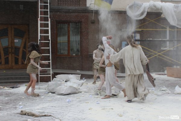 Експериментальний білоруський театр епатував луцьку публіку. ФОТО. ВІДЕО