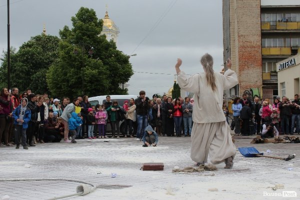 Експериментальний білоруський театр епатував луцьку публіку. ФОТО. ВІДЕО