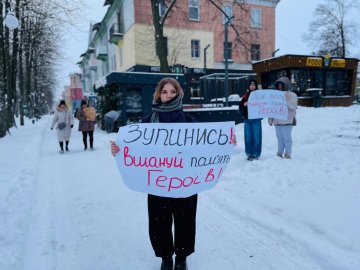 Молодь на Волині нагадала перехожим про хвилину мовчання