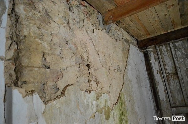 Всередині будівлі