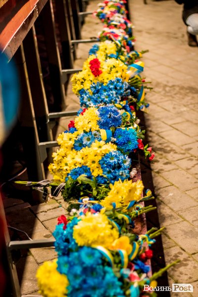Квіти, сльози і свічки: у День Гідності та Свободи лучани вшанували пам'ять полеглих