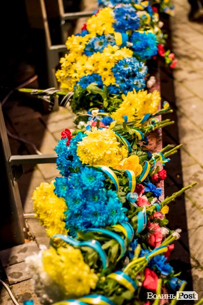 Квіти, сльози і свічки: у День Гідності та Свободи лучани вшанували пам'ять полеглих