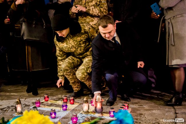 Квіти, сльози і свічки: у День Гідності та Свободи лучани вшанували пам'ять полеглих