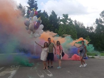 У Рівному чоловік та друзі влаштували для породіллі сюрприз біля пологового будинку. ФОТО