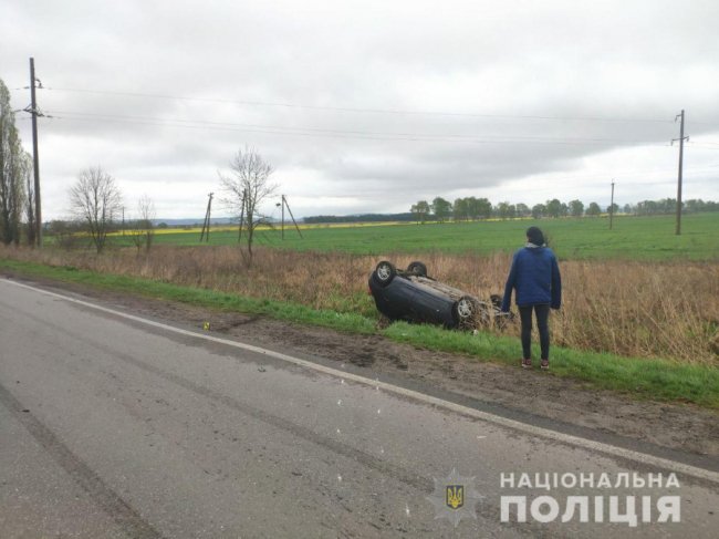 На трасі «Доманове-Ковель-Чернівці-Теребляче» через аварію дві автівки злетіли у кювет. ФОТО