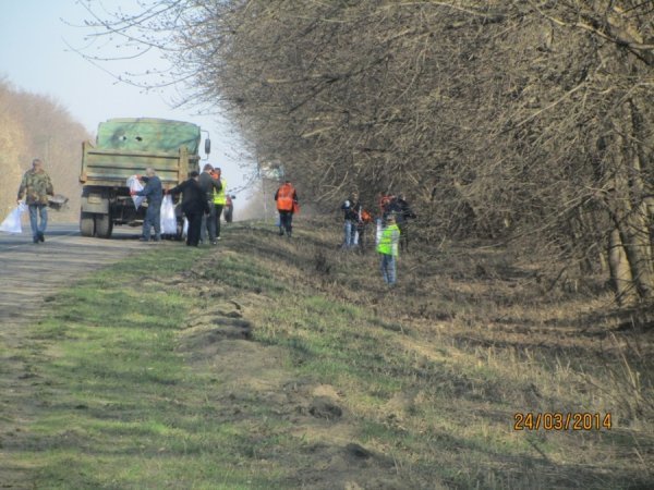 На Волині прибирають узбіччя шляхів