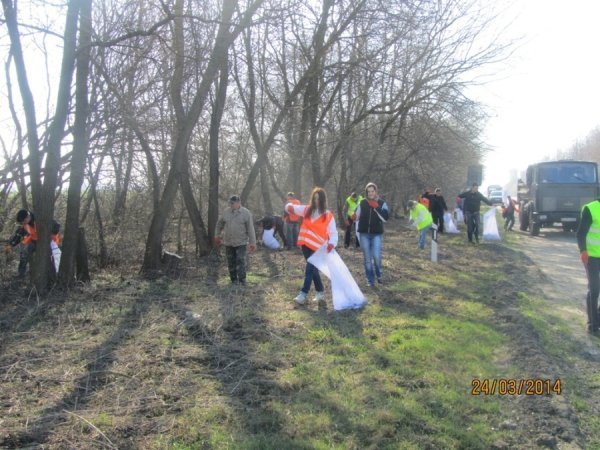 На Волині прибирають узбіччя шляхів