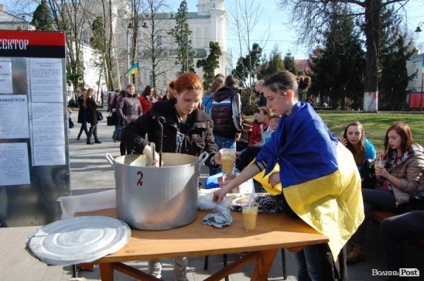 У Луцьку студенти годували кулішем. ФОТО