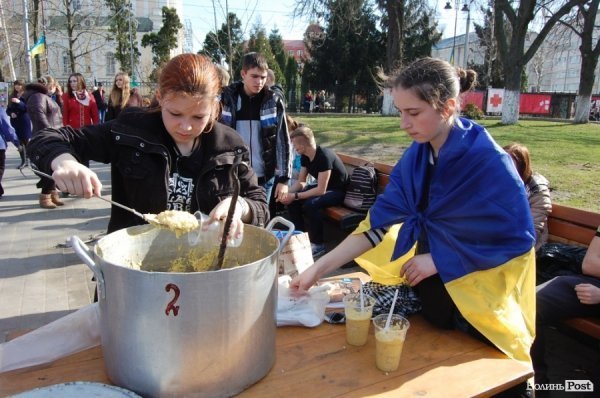У Луцьку студенти годували кулішем. ФОТО