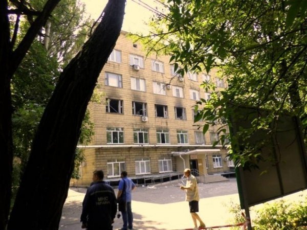 У Донецьку в лікарню потрапив снаряд, є загиблий. ФОТО. ВІДЕО