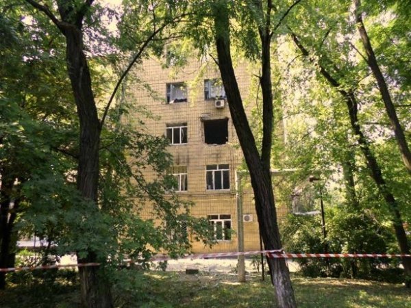 У Донецьку в лікарню потрапив снаряд, є загиблий. ФОТО. ВІДЕО