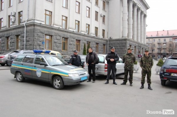 У Луцьку революціонери навідалися до «агентів Кремля». ФОТО