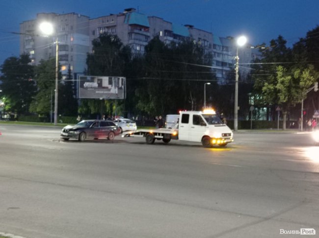 Біля луцького відділу ДРАЦСу зіткнулися два автомобілі. ФОТО