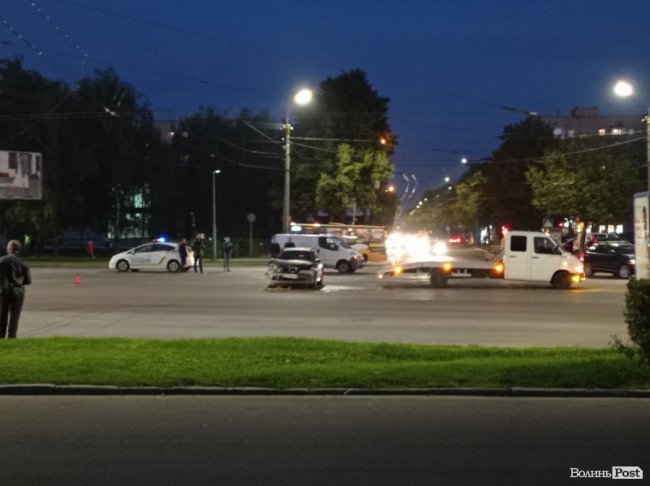 Біля луцького відділу ДРАЦСу зіткнулися два автомобілі. ФОТО