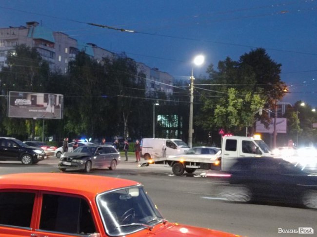 Біля луцького відділу ДРАЦСу зіткнулися два автомобілі. ФОТО