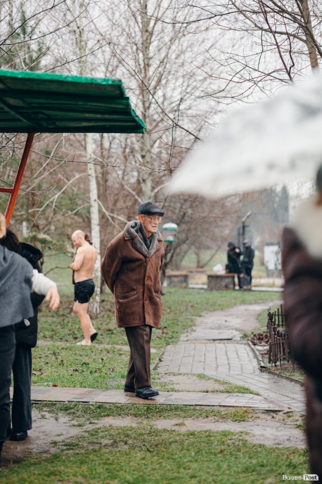 Водохреще у Луцьку: освячення води в річці Стир та занурення лучан. ФОТОРЕПОРТАЖ