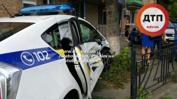 У серйозному ДТП постраждали четверо київських поліцейських. ФОТО. ВІДЕО