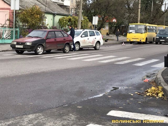 Поблизу луцької гімназії зіткнулися дві автівки