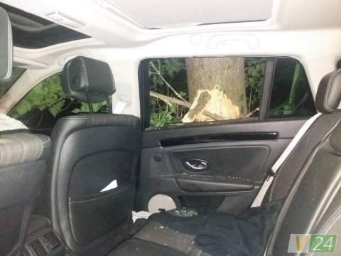 Нічна аварія у Луцьку: горе-водій врізався у дерево. ФОТО