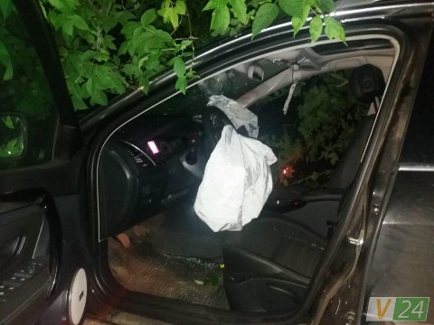 Нічна аварія у Луцьку: горе-водій врізався у дерево. ФОТО