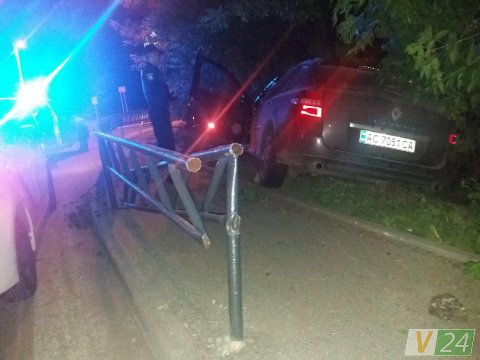 Нічна аварія у Луцьку: горе-водій врізався у дерево. ФОТО