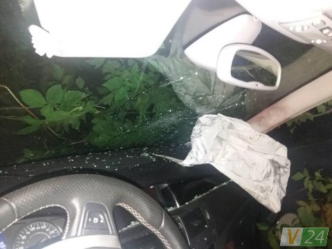 Нічна аварія у Луцьку: горе-водій врізався у дерево. ФОТО