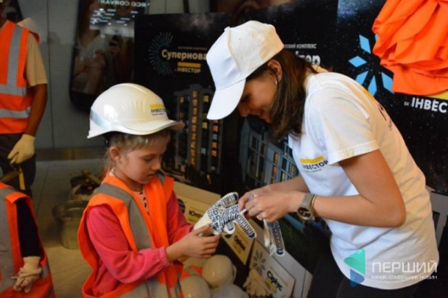 На «Фестивалі професій» «Інвестор» пропонував дітям бути будівельниками. ФОТО*