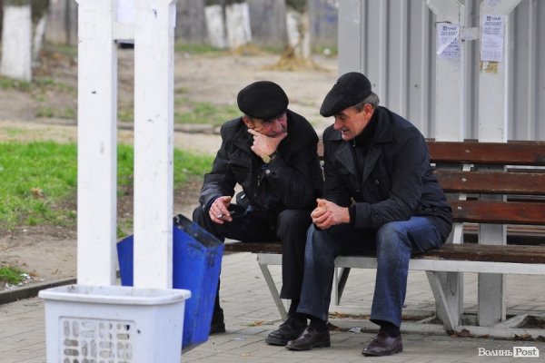 Люди на зупинках. БУДНІ МІСТА