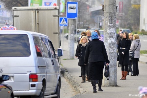Люди на зупинках. БУДНІ МІСТА