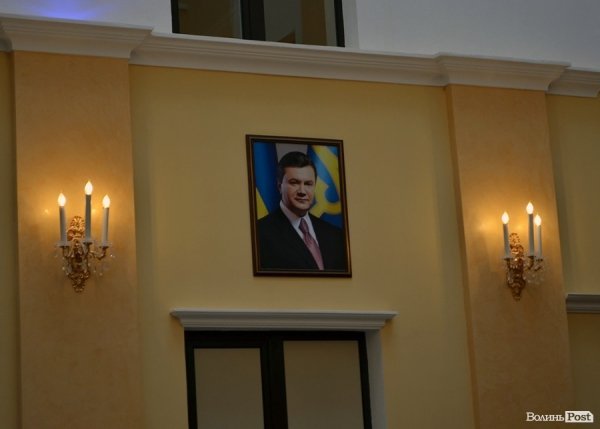 Портрет гаранта – на найвиднішому місці