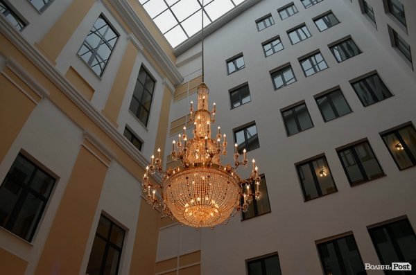 Люстра у холі лікарні коштує 50 тисяч гривень, але не бюджетних